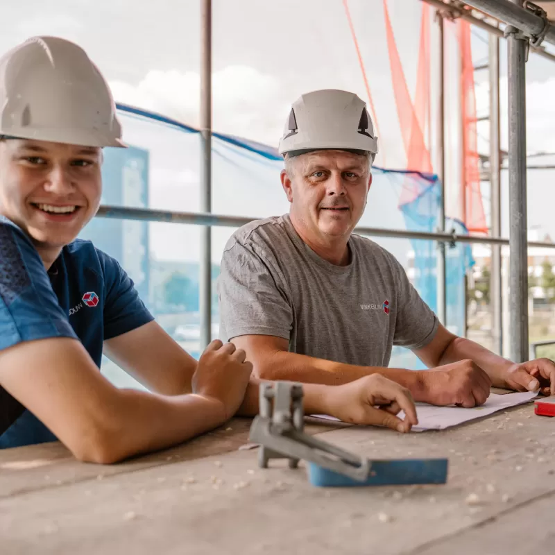 Vaklieden en leerlingen aan het werk